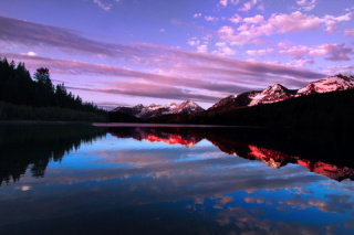 Sonnenuntergang in den Bergen, blau und violett